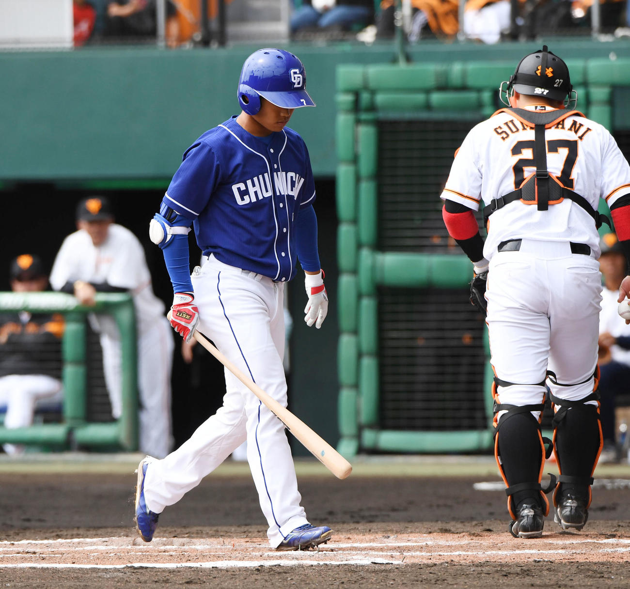 巨人対中日2回表中日2死一塁、三振に倒れる根尾昂（撮影・森本幸一）