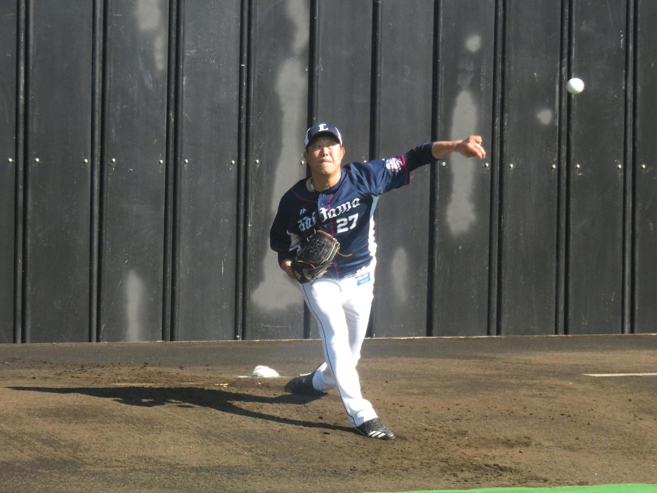 ブルペンで投げ込む内海（撮影・為田聡史）