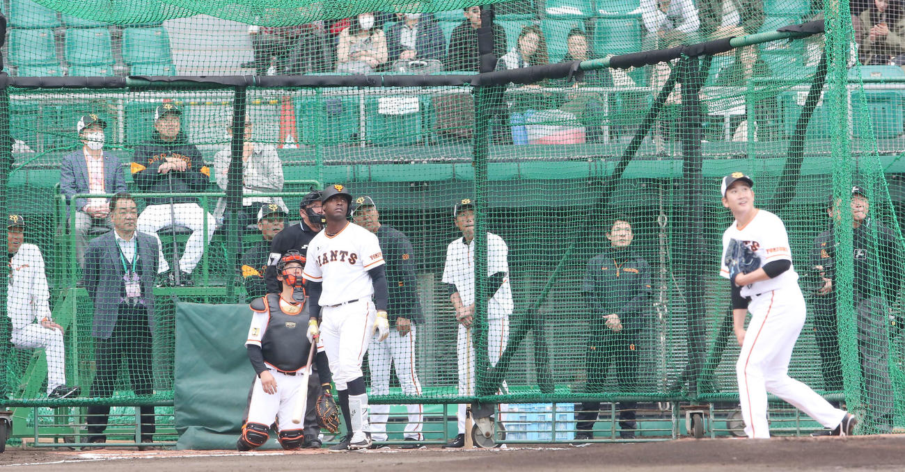 フリー打撃で巨人菅野から左中間に本塁打を放つモタ。最後列左から2人目は原監督（撮影・河野匠）