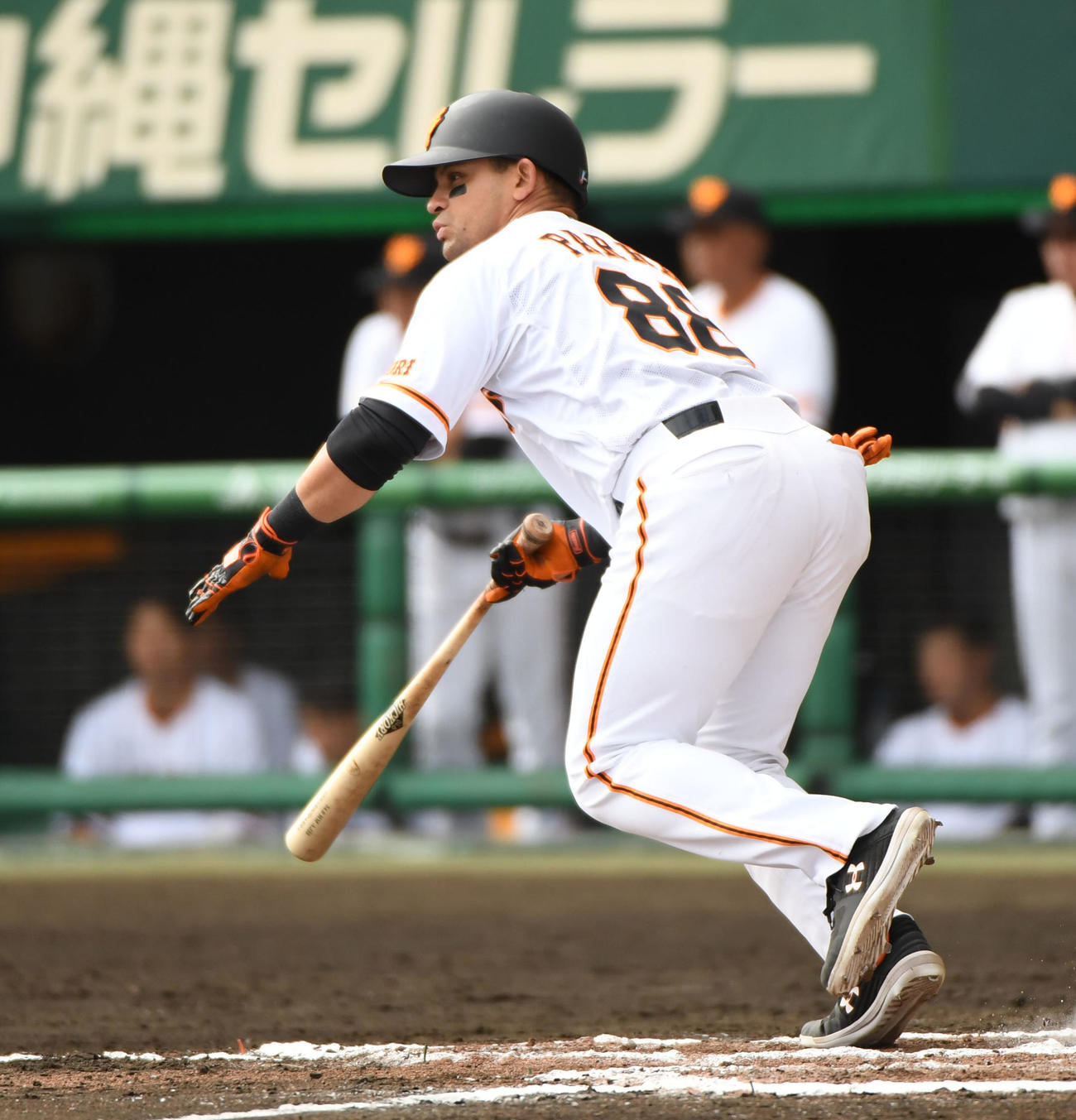練習試合　巨人対中日　6回裏巨人2死三塁、中前適時打を放ったパーラ（撮影・森本幸一）