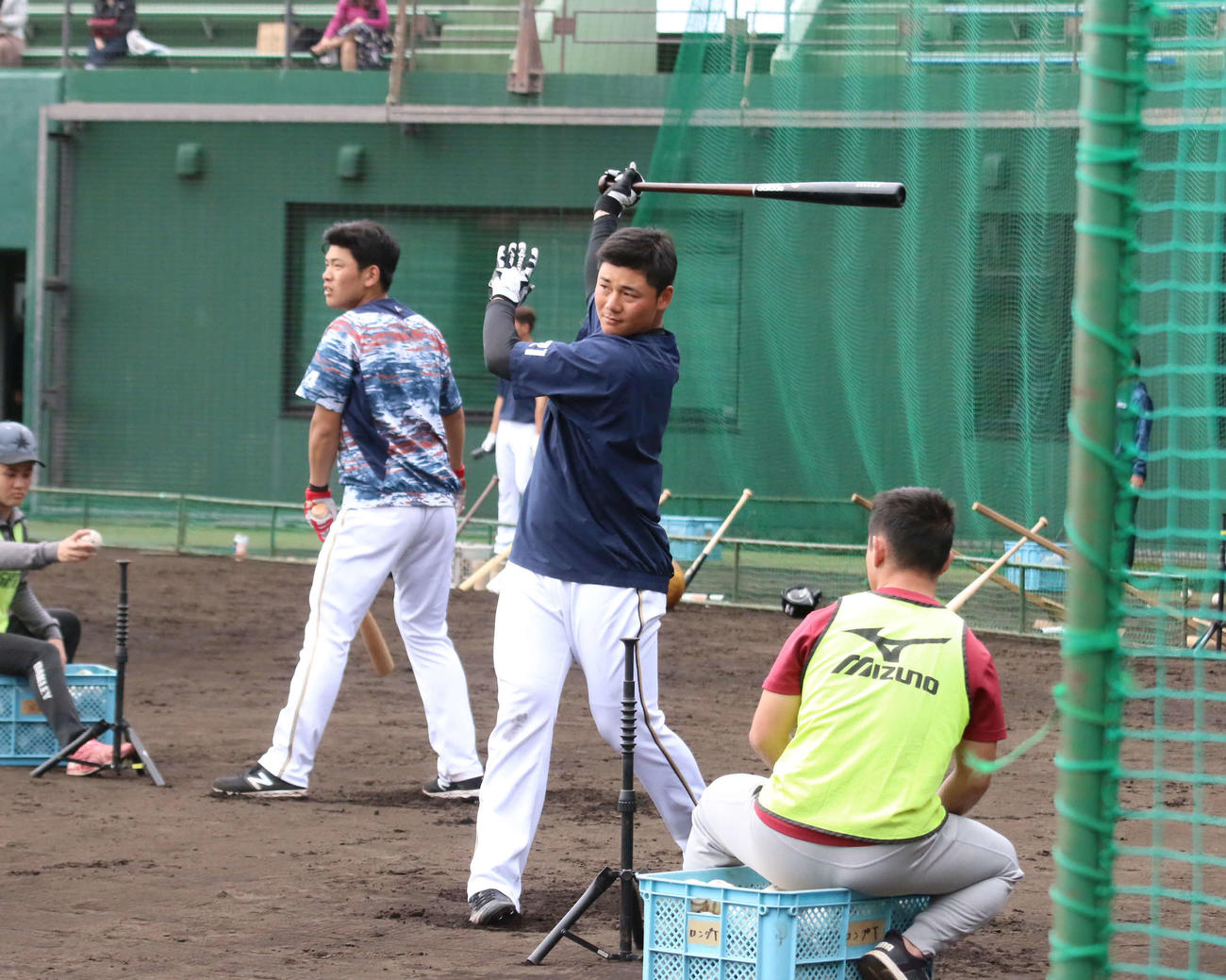 ロングティーを打つ日本ハム清宮（撮影・中島宙恵）