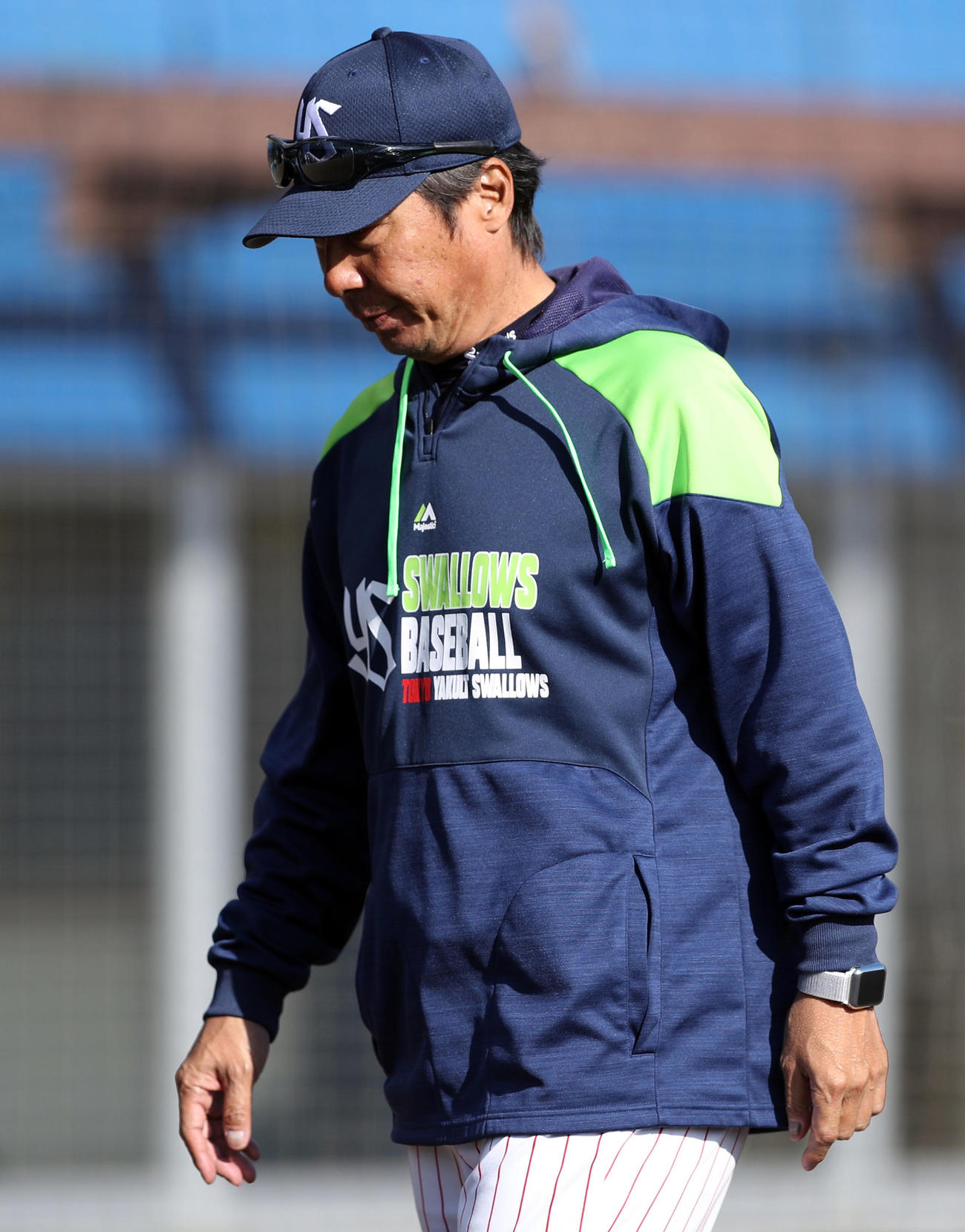 練習試合ヤクルト対楽天　8回表途中、梅野を降板させる高津監督（撮影・狩俣裕三）