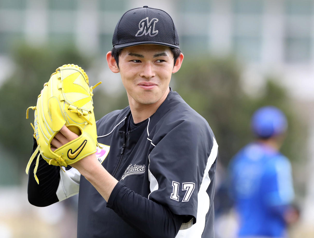 DeNA対ロッテ　試合前、キャッチボールの合間に笑みを浮かべるロッテ佐々木朗（撮影・垰建太）
