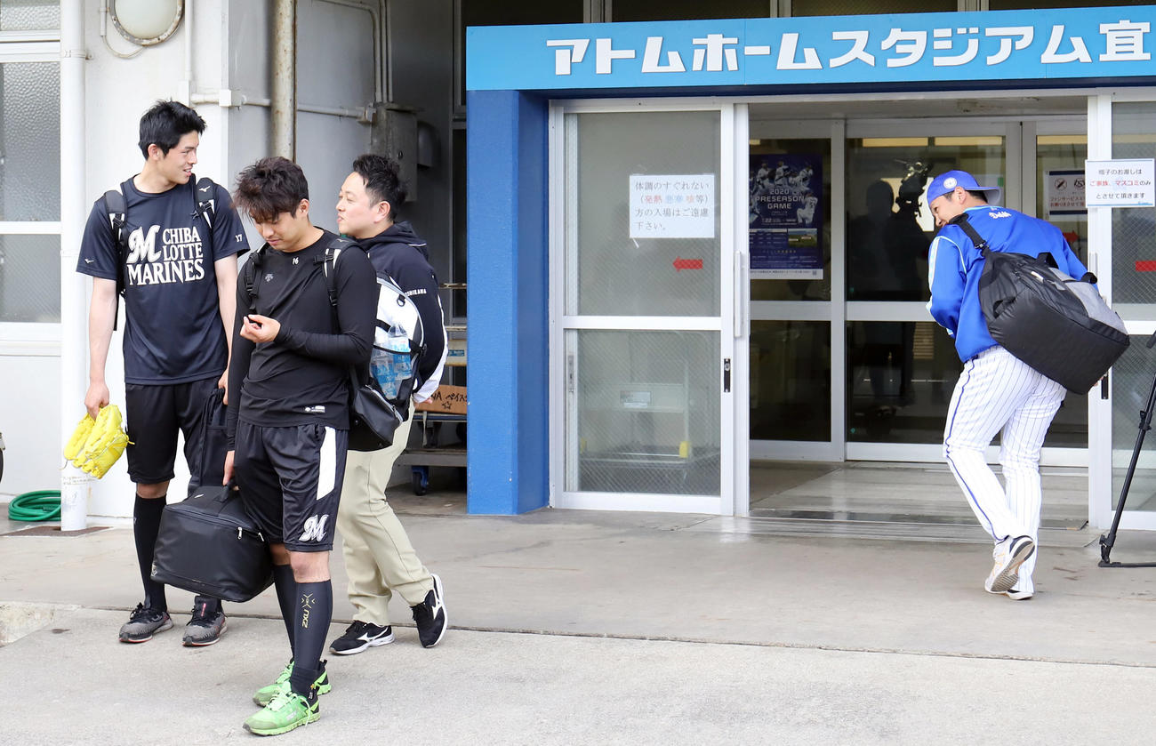DeNA対ロッテ　帰りのタクシーを待つロッテ佐々木朗（左端）は球場に入るDeNA山崎と目を合わせ会釈する（撮影・垰建太）