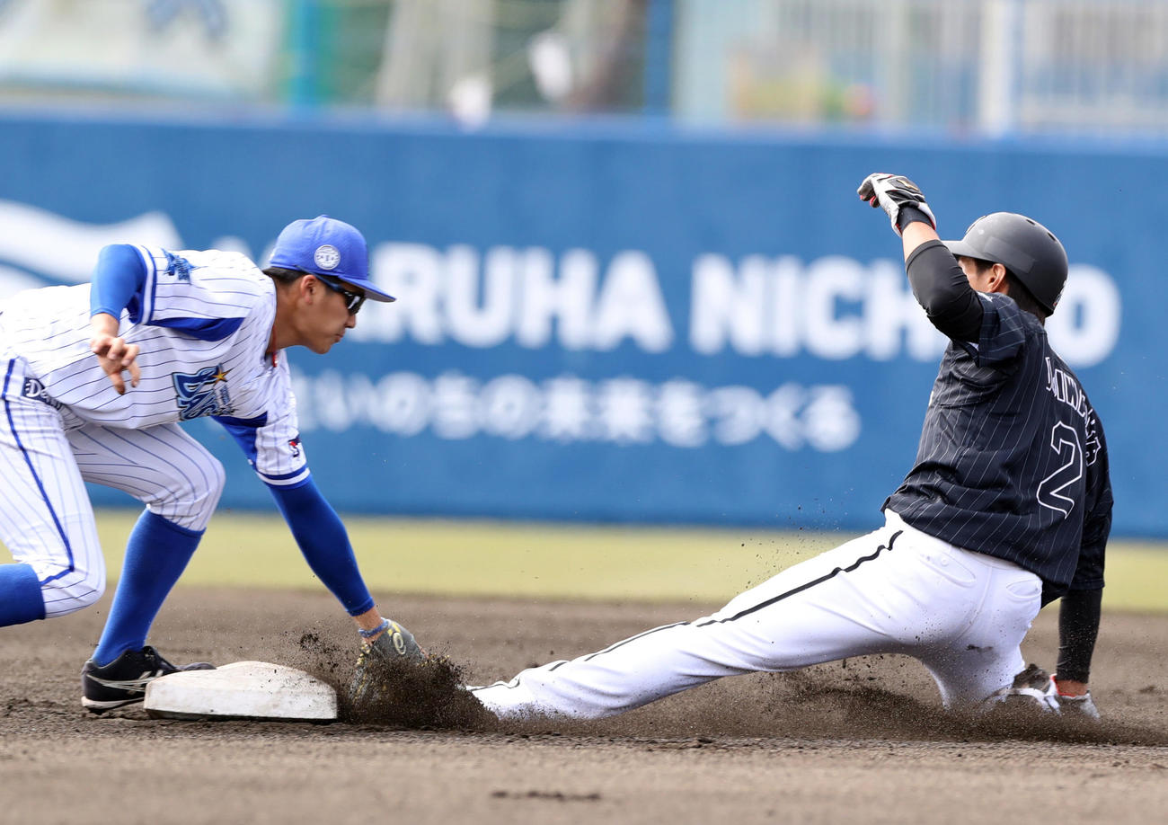 DeNA対ロッテ　1回表ロッテ無死一塁、打者中村奨吾の時二盗を狙うもタッチアウトとなる藤原（撮影・垰建太）