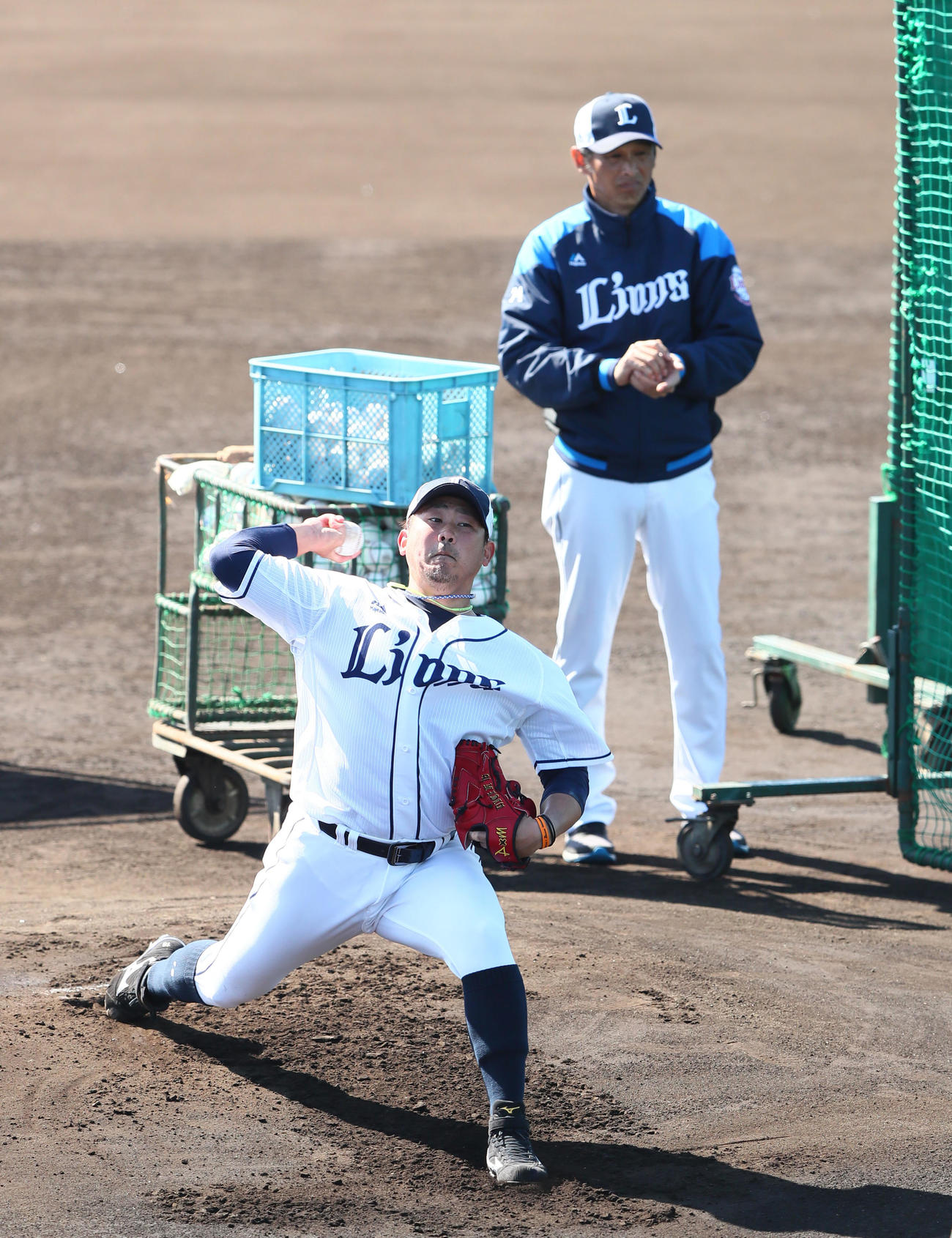 打撃投手を務めた西武松坂。後方は西口コーチ（撮影・足立雅史）