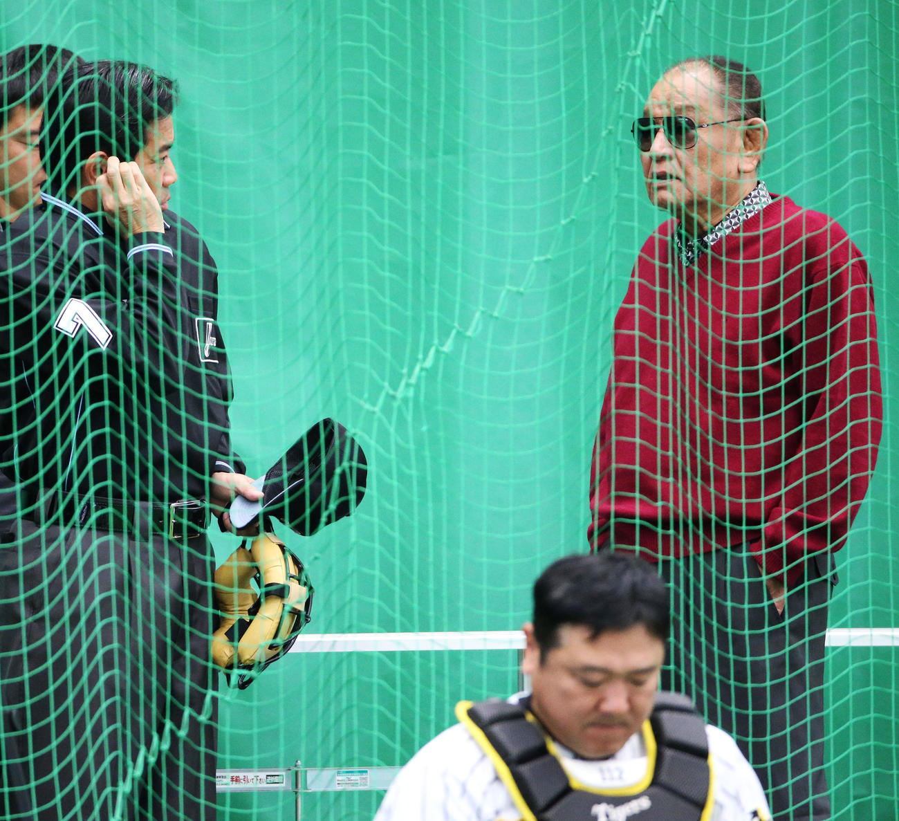 江夏豊氏（右）はブルペンで審判と話す（撮影・上山淳一）
