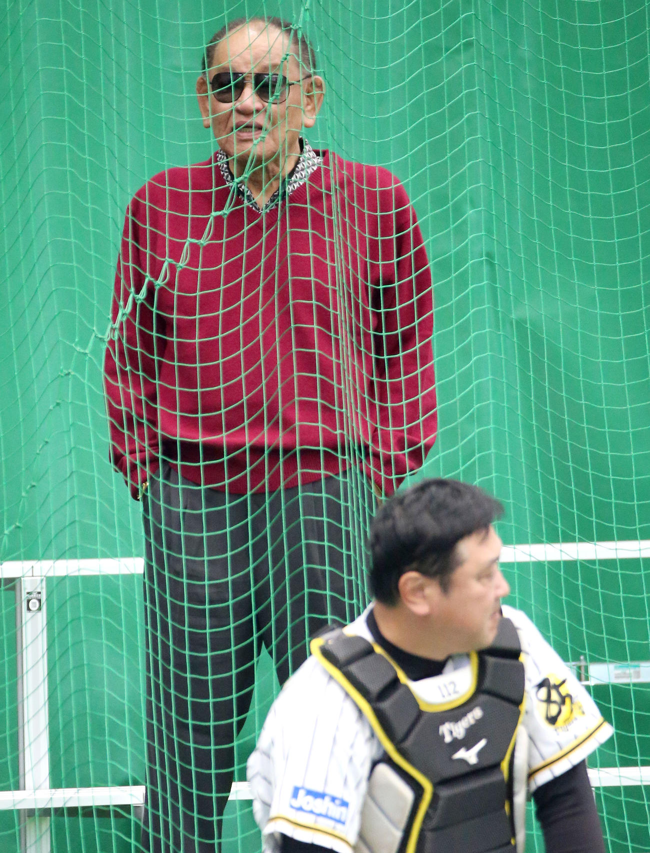 ブルペンを視察する江夏豊氏（撮影・上山淳一）