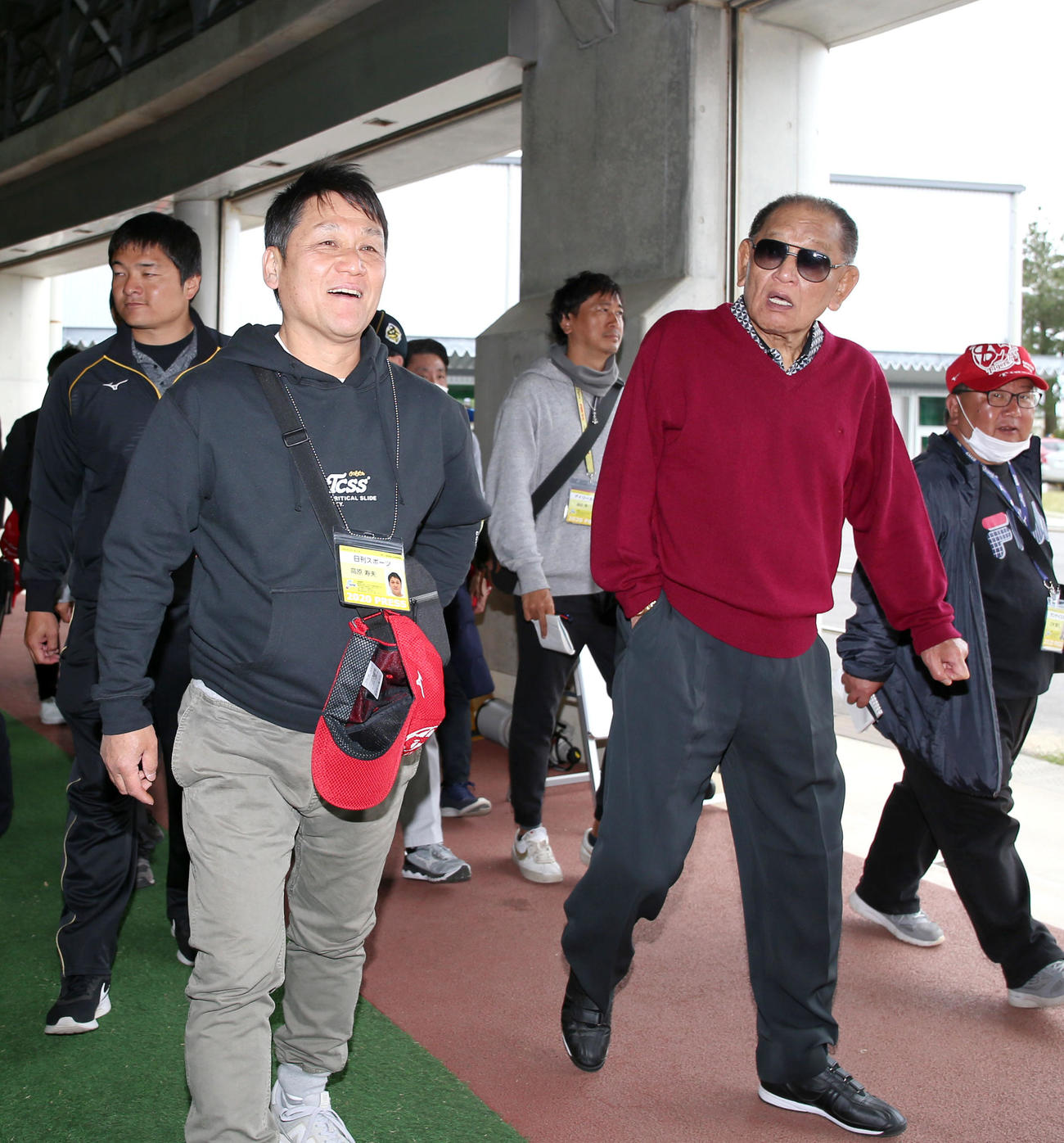 日刊スポーツ高原編集委員（左）と話す江夏豊氏（撮影・上山淳一）