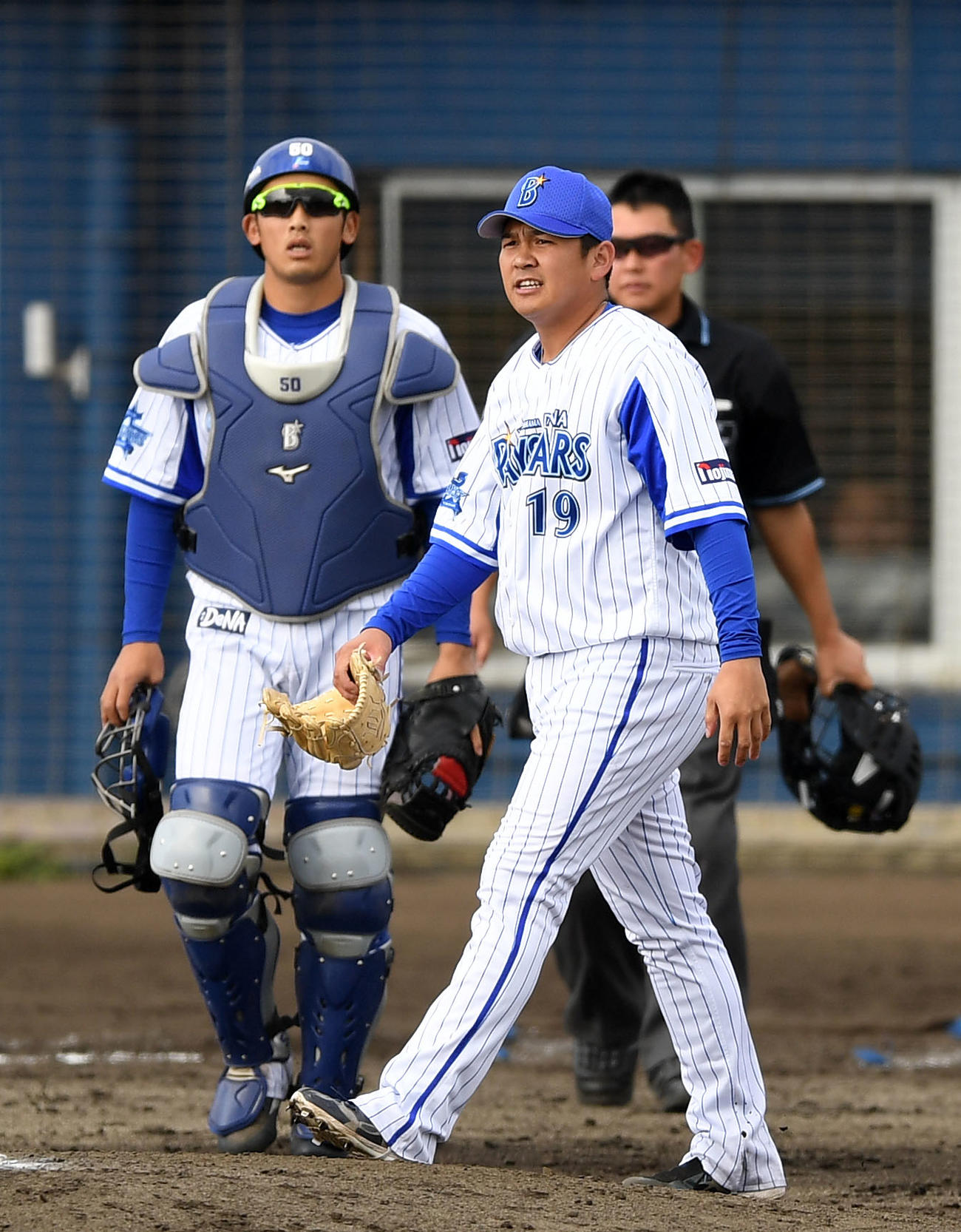 練習試合　DeNA対ロッテ　9回表ロッテ1死、福田光の打球が直撃し辛そうな表情を見せる山崎（右）（撮影・横山健太）