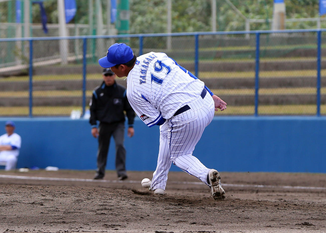 DeNA対ロッテ　9回表ロッテ1死、福田光の打球が山崎の左手に直撃する（撮影・垰建太）
