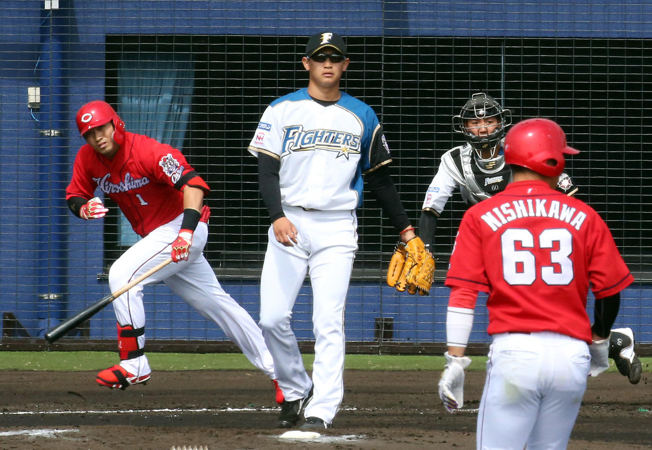 日本ハム対広島　練習試合　3回表広島1死二塁、鈴木誠（左）を遊ゴロに仕留める鈴木健（撮影・栗木一考）