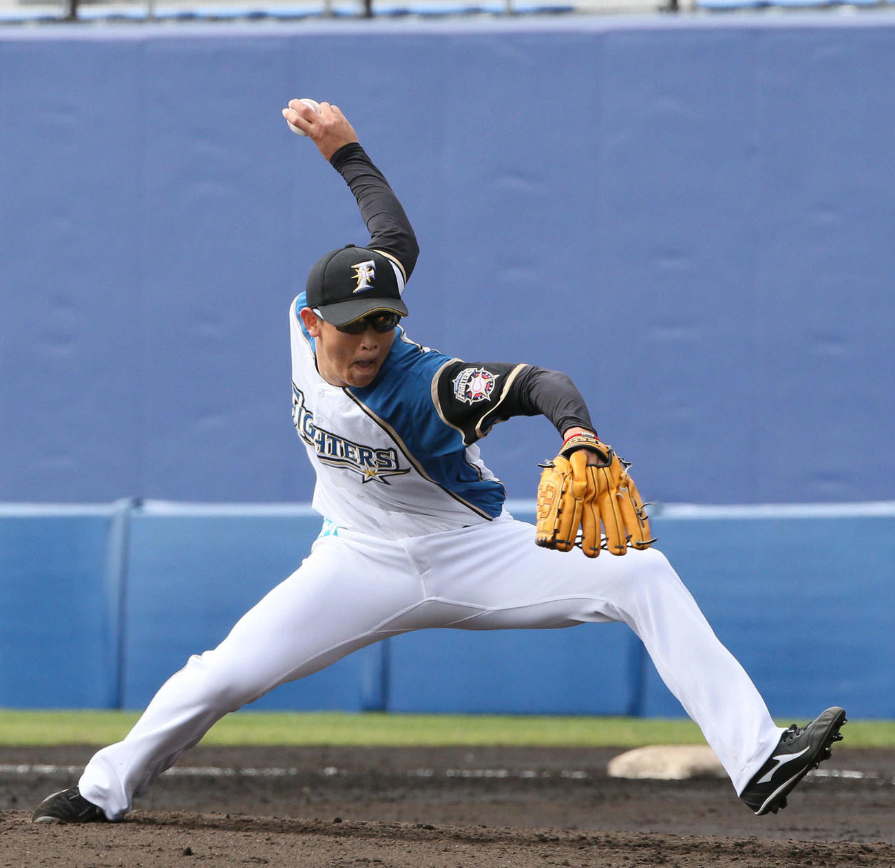 日本ハム対広島　2番手で登板する鈴木健（撮影・栗木一考）