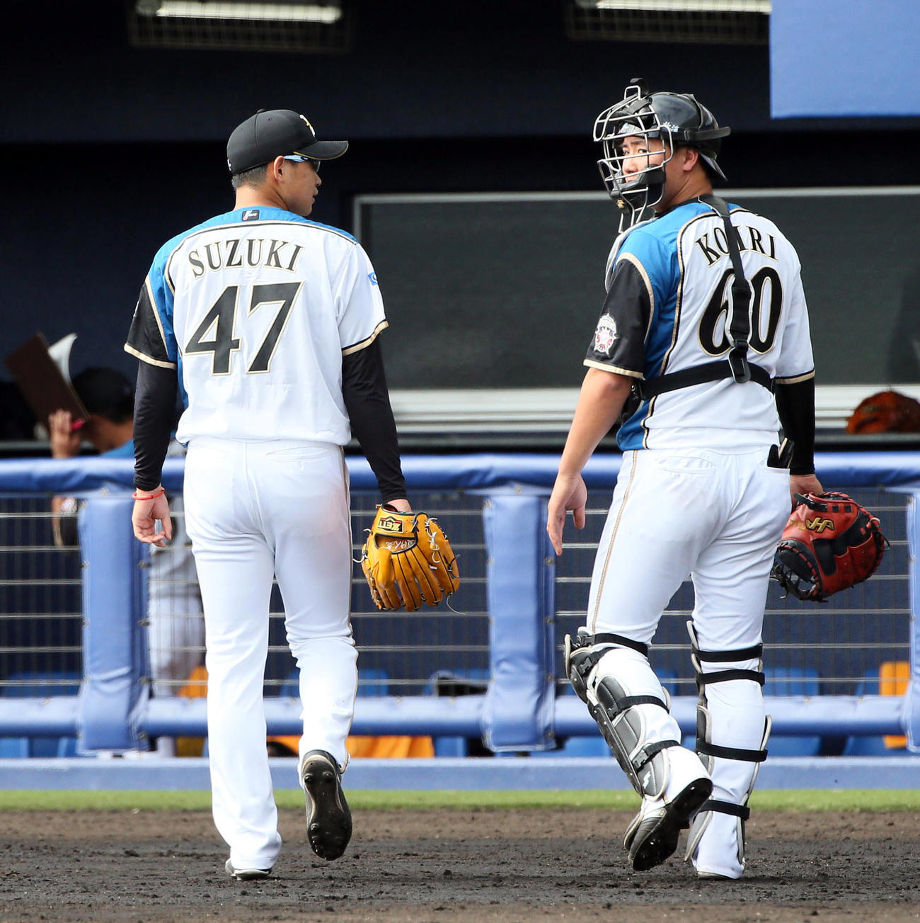 日本ハム対広島　練習試合　3回、先制を許した鈴木健（左）は郡とベンチへ引き揚げる（撮影・栗木一考）