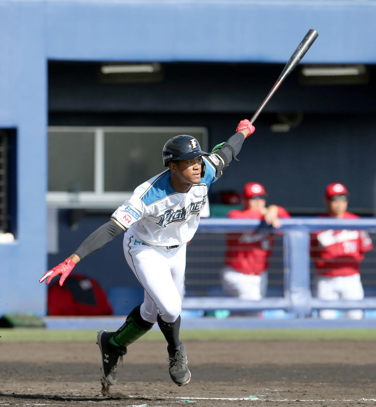 日本ハム対広島　7回裏日本ハム2死一、二塁、万波は2点適時二塁打を放つ（撮影・佐藤翔太）