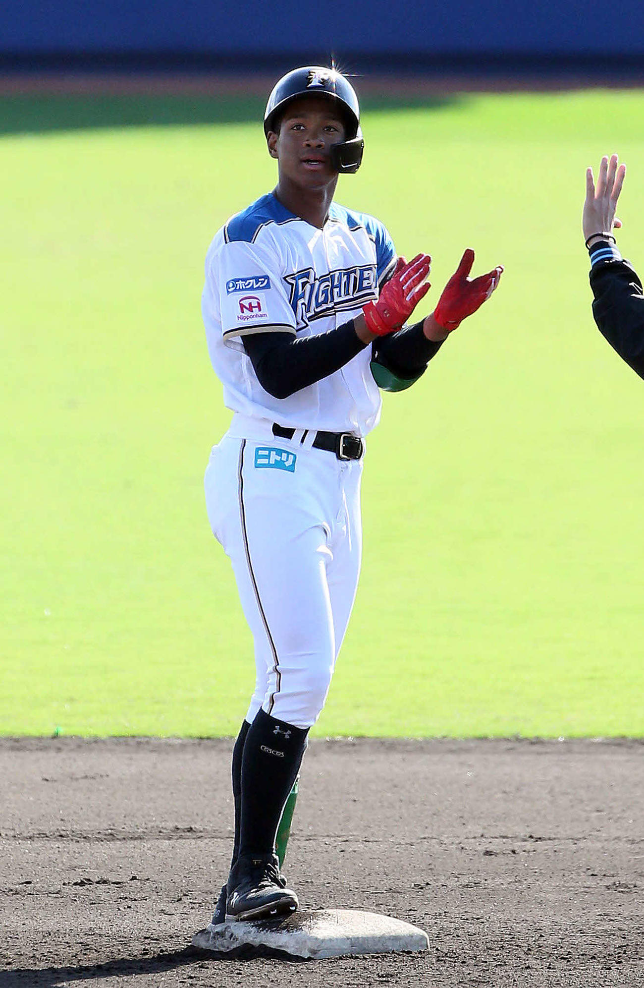 日本ハム対広島　7回裏日本ハム2死一、二塁、万波は右越えに2点適時二塁打を放ち喜ぶ（撮影・栗木一考