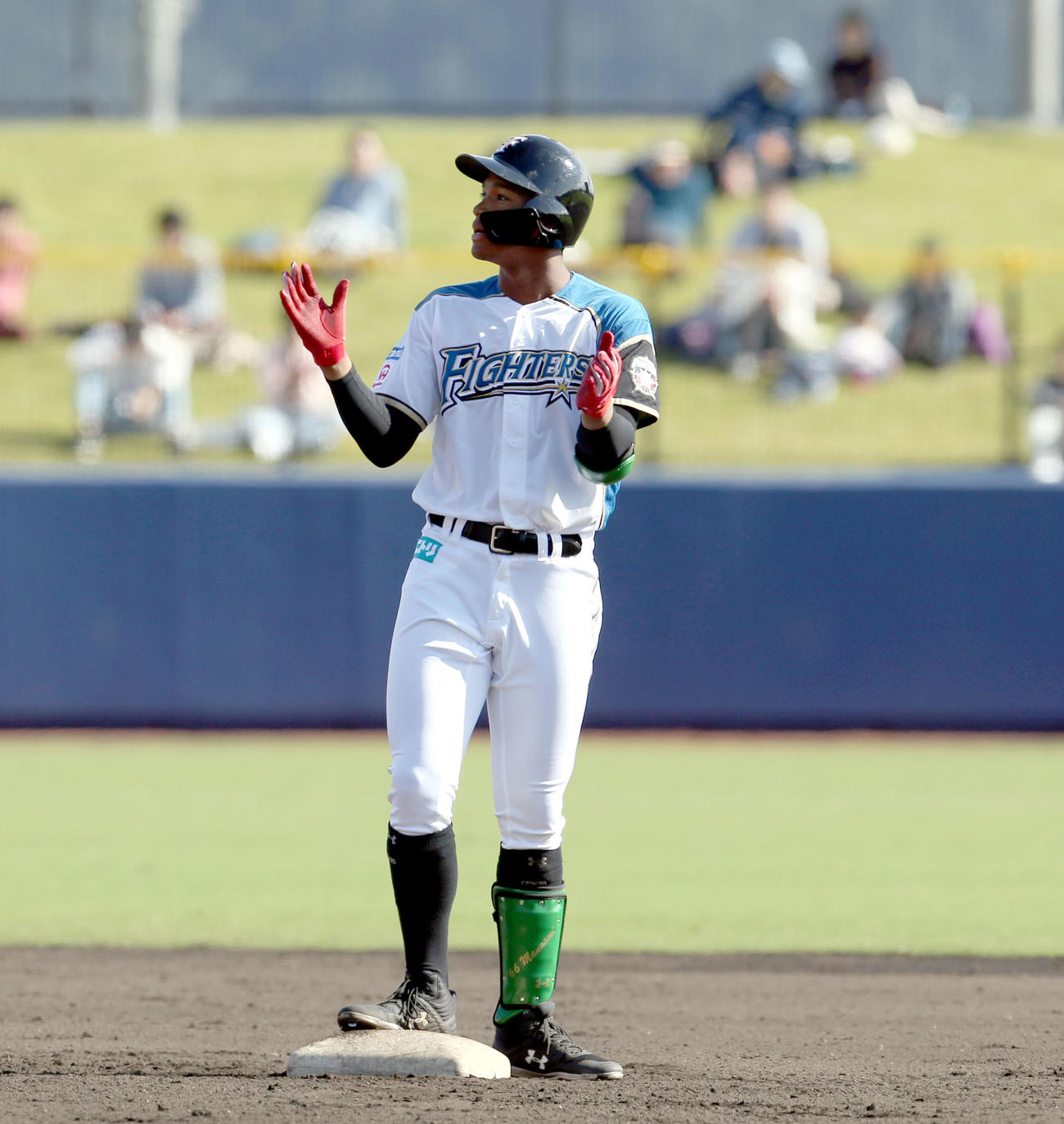 日本ハム対広島　7回裏日本ハム2死一、二塁、2点適時二塁打を放ち手を叩く万波（撮影・佐藤翔太）