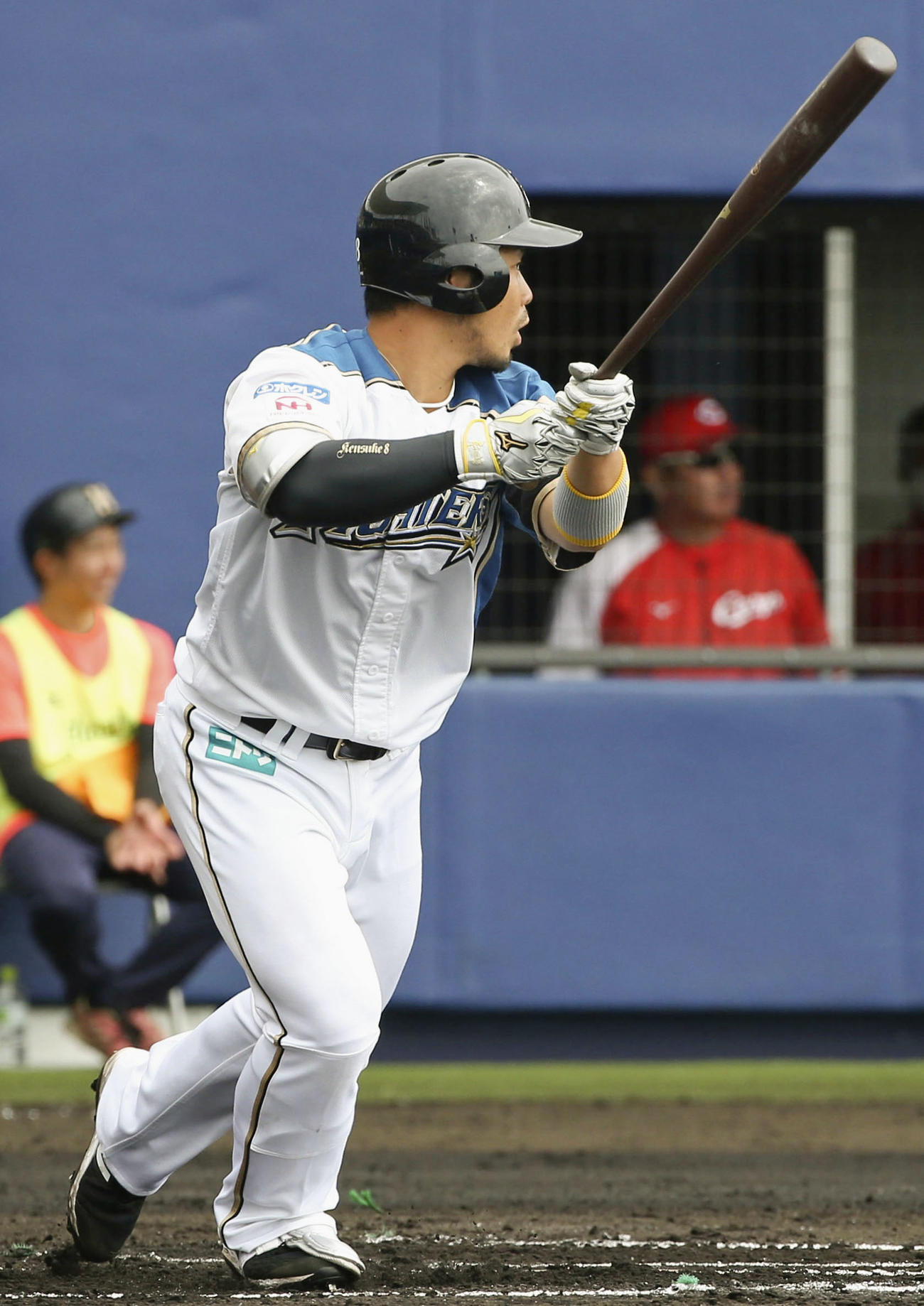 広島との練習試合で二塁打を放つ日本ハム近藤（共同）