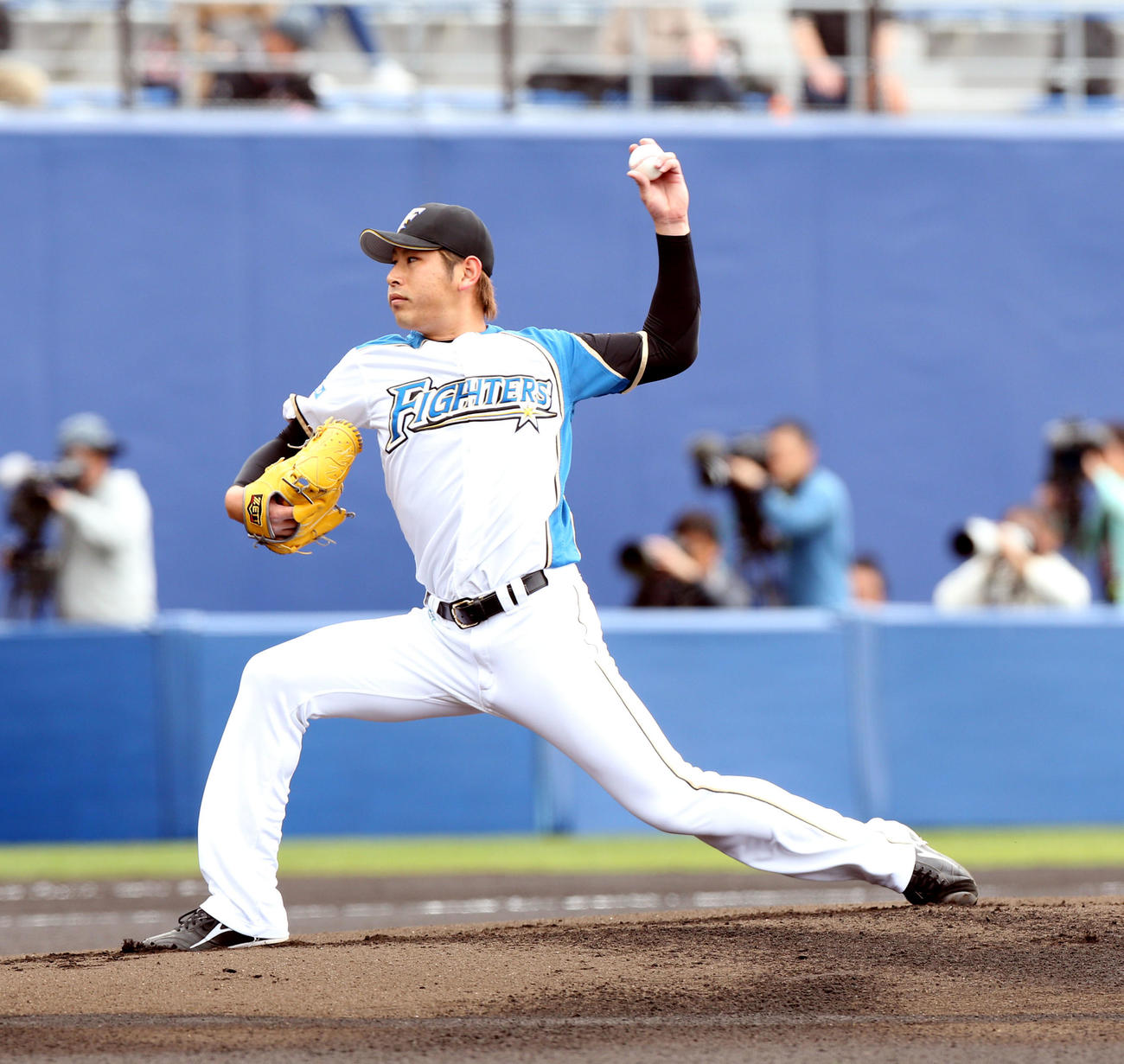 日本ハム対広島　日本ハム先発の加藤（撮影・佐藤翔太）