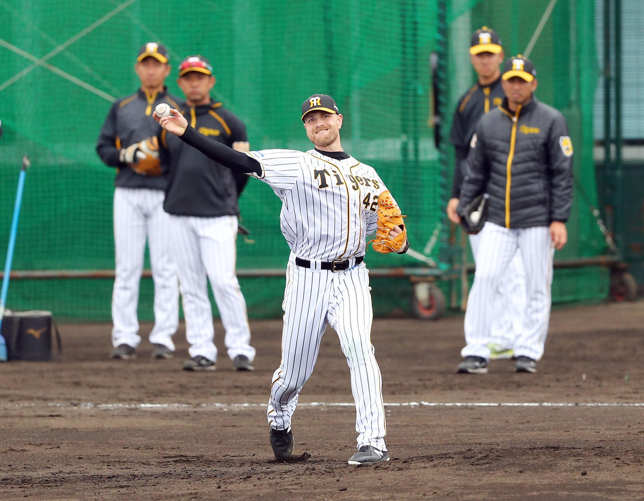 投内連係で二塁へ送球するエドワーズ（撮影・前田充）