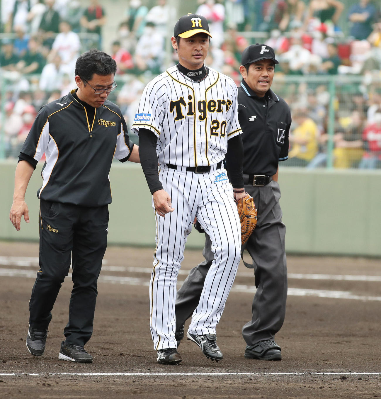 15日、広島との練習試合で左足に打球を受け降板した阪神中田