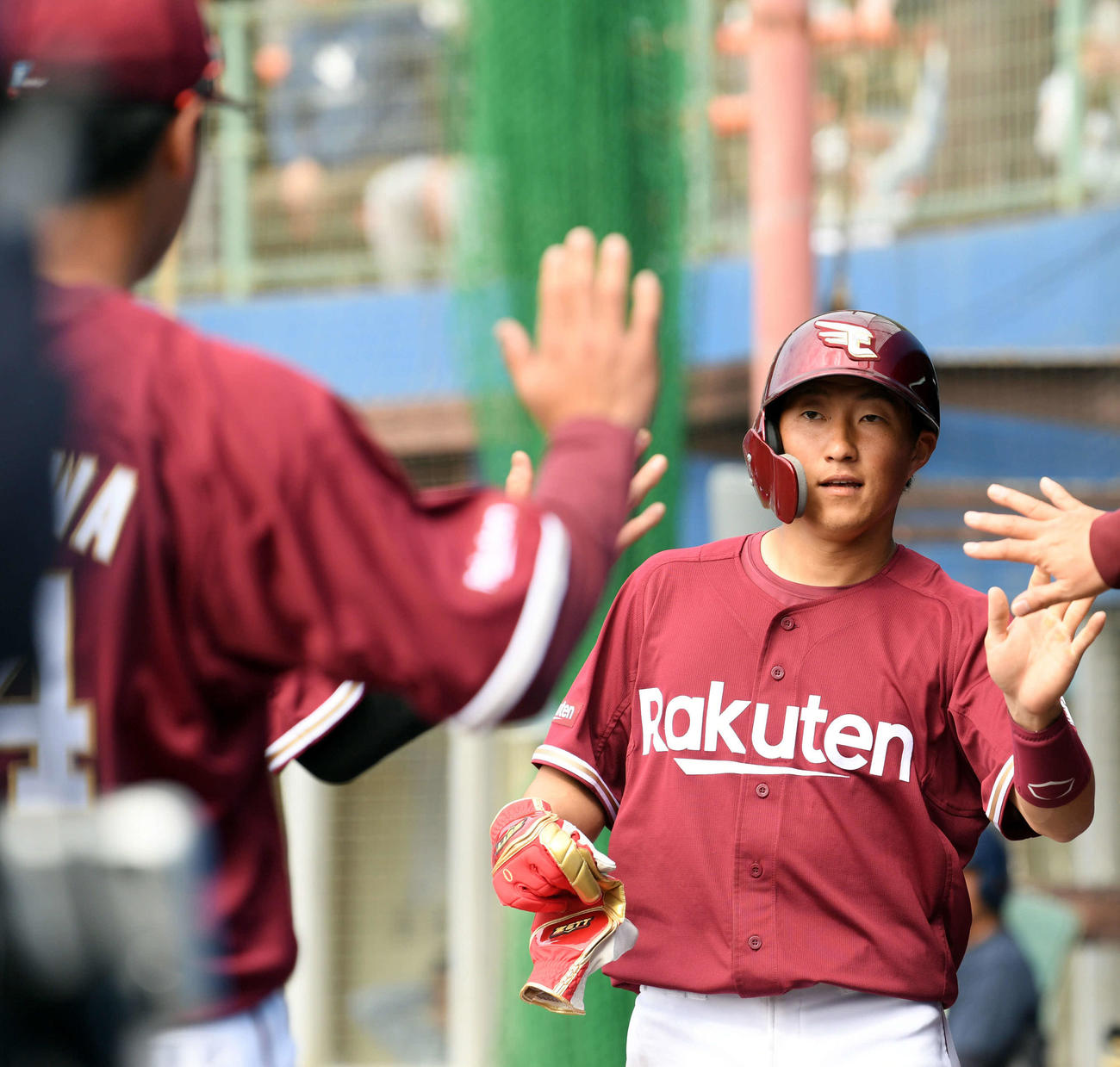ヤクルト対楽天　4回表楽天1死二塁、岡島の適時打から生還した小深田（右）はナインとタッチを交わす（撮影・滝沢徹郎）