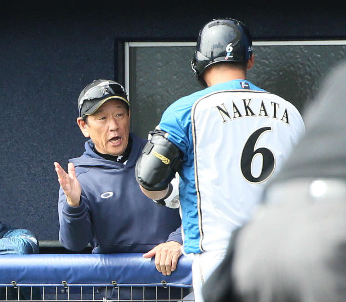 日本ハム対広島　4回裏日本ハム無死一塁、中田（手前）は右越えに逆転2点本塁打を放ち栗山監督（左）の出迎えを受ける（撮影・栗木一考）