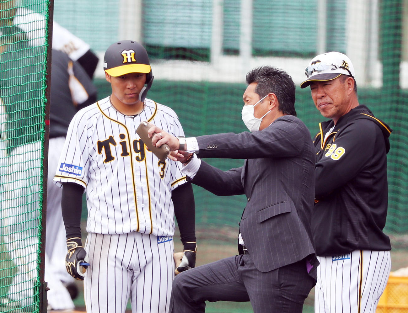 フリー打撃を終え、小久保氏（中央）と言葉を交わす大山。右は井上打撃コーチ（撮影・前田充）