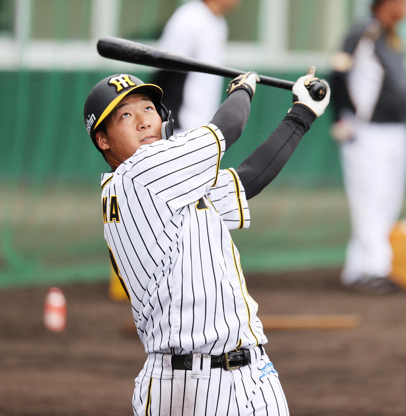 ロングティーを行い打球を見る大山（撮影・清水貴仁）