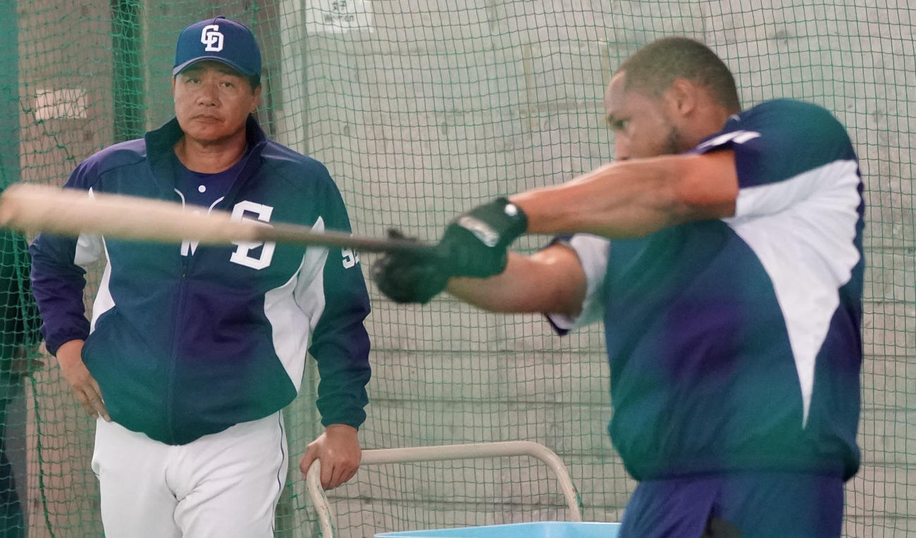 練習試合後、北谷に戻り打撃練習をするシエラを見つめる与田監督（左）（撮影・森本幸一）