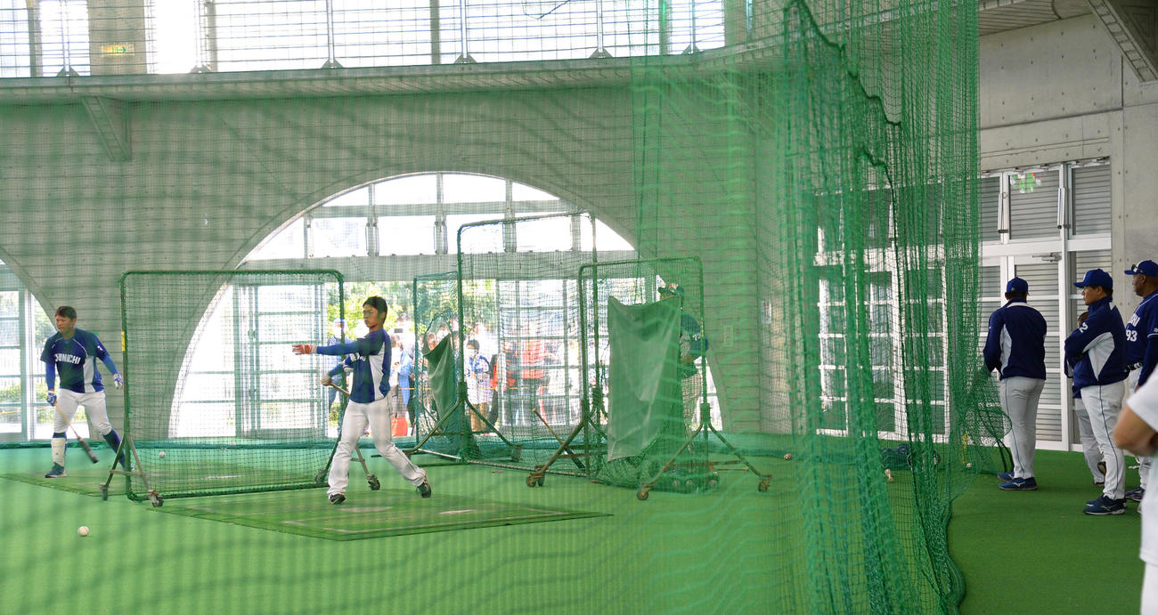 練習試合後、キャンプ地の北谷に戻り打撃練習をする根尾、高橋周平らを見つめる与田監督（右）（撮影・森本幸一）