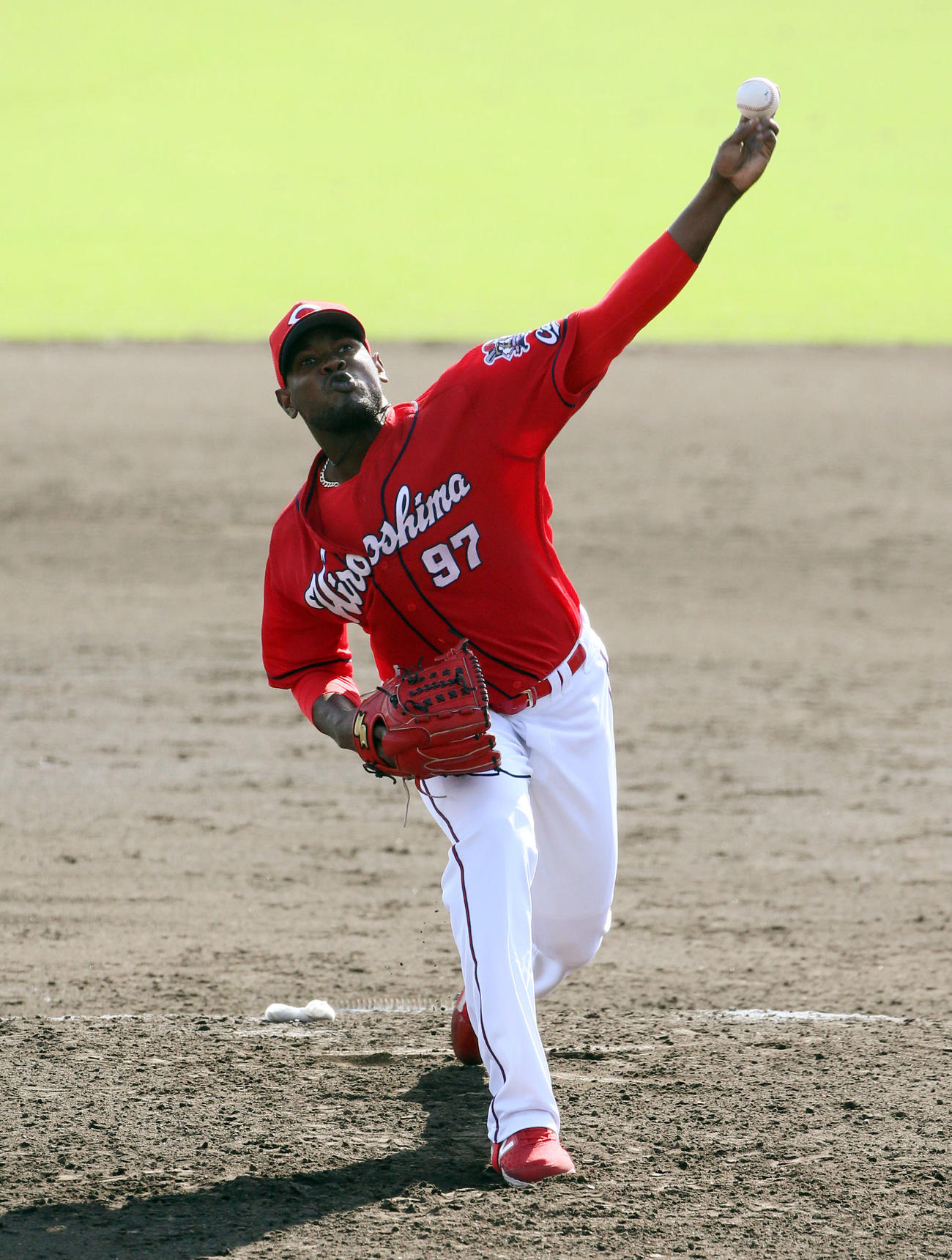 練習試合日本ハム対広島　7回から登板する広島フランスア（撮影・栗木一考）