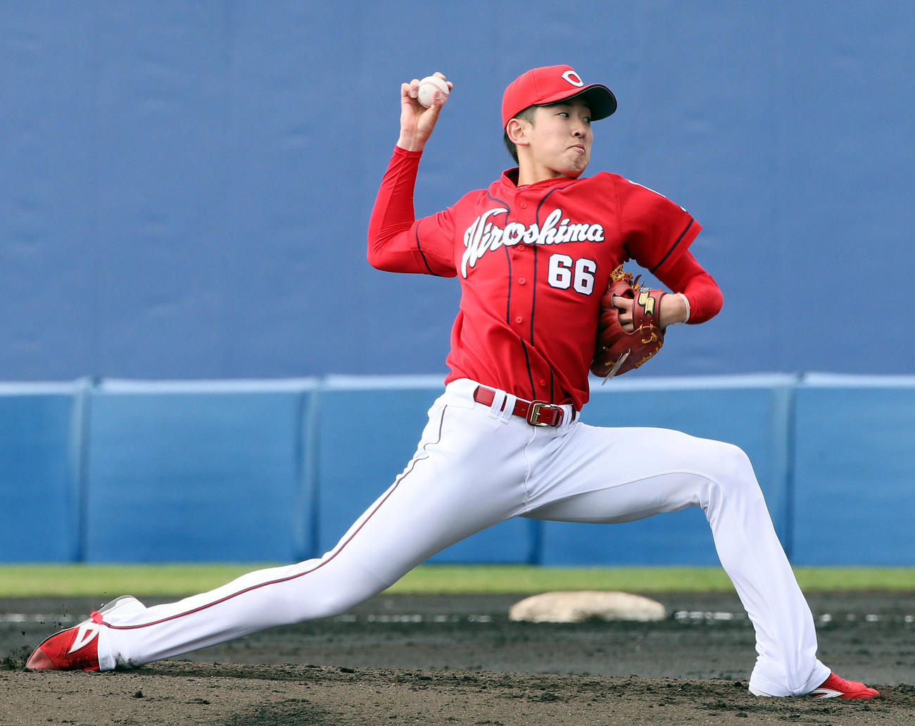 日本ハム対広島　練習試合　日本ハム打線を相手に力投する広島遠藤淳志（撮影・栗木一考）