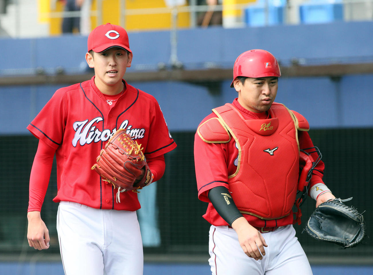 日本ハム対広島　練習試合　3回無失点の広島遠藤淳志（左）と会沢翼（撮影・栗木一考）