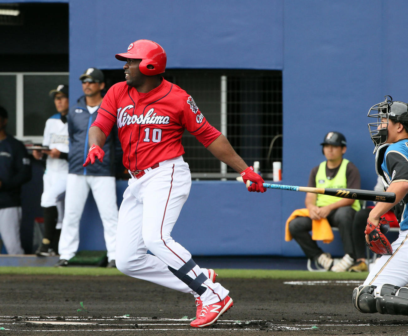 日本ハム対広島　練習試合　1回表広島無死一塁、ホセ・ピレラは中前打を放つ（撮影・栗木一考）