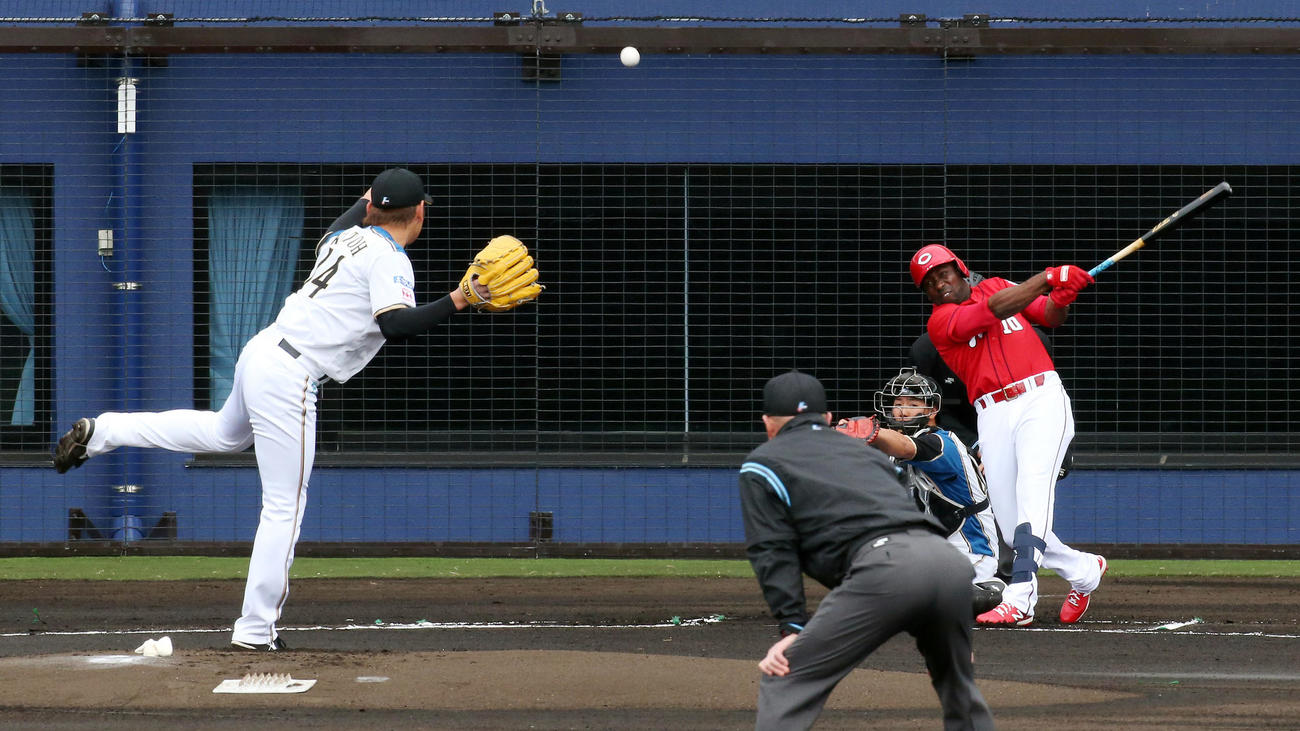 練習試合日本ハム対広島　1回表広島無死一塁、ピレラは中前打を放つ。投手加藤（撮影・栗木一考）