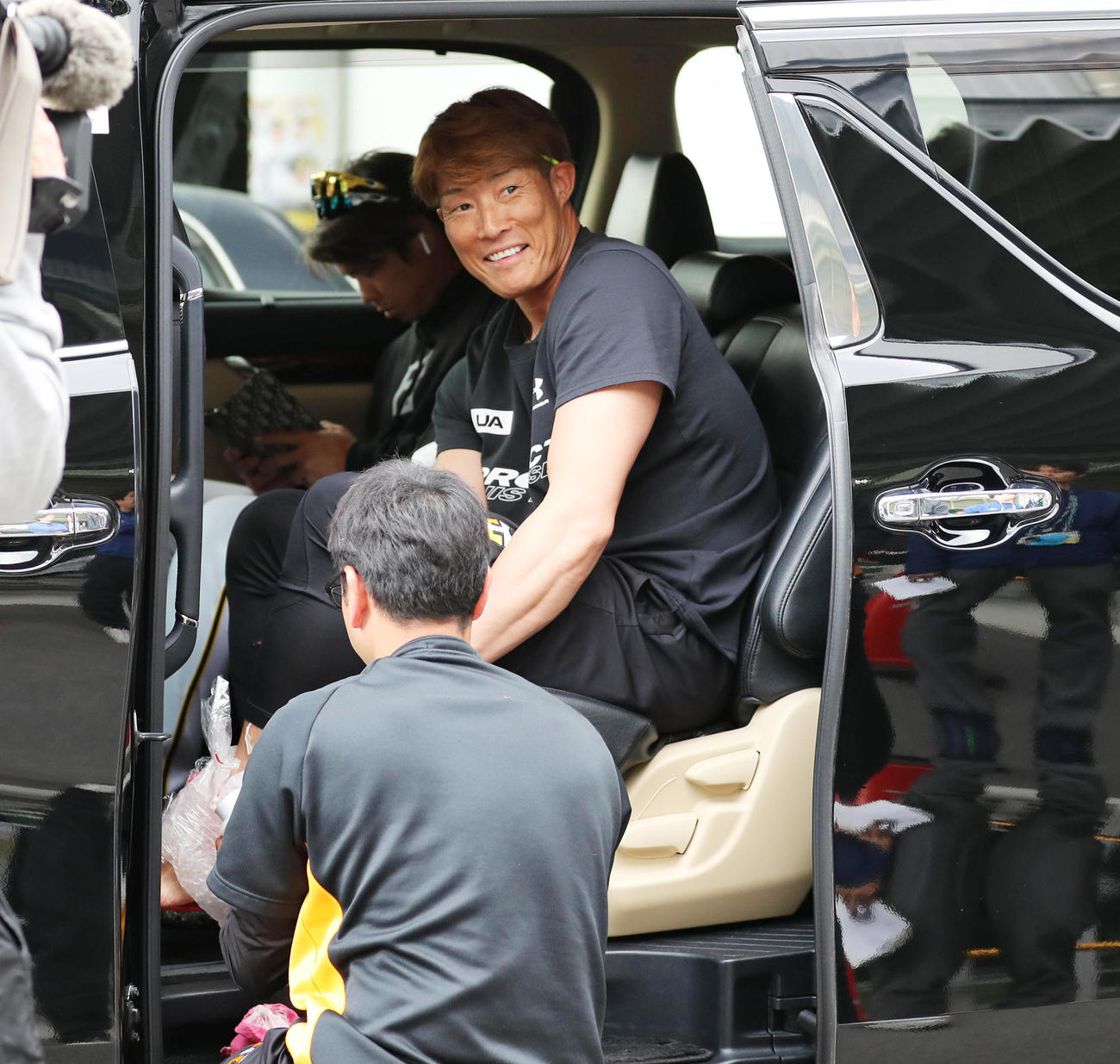 足首をアイシングして引き揚げる糸井嘉男（撮影・清水貴仁）