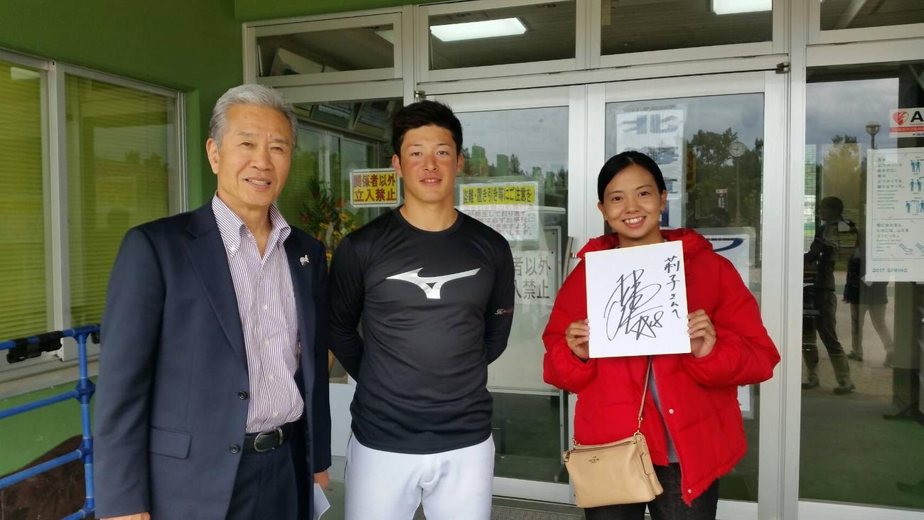 沖縄・国頭郡で行われている日本ハムの2軍キャンプに、吉田輝（中央）を激励に訪れた山田氏（左）。右は女子プロゴルファーの沓沢莉子（撮影・寺尾博和）