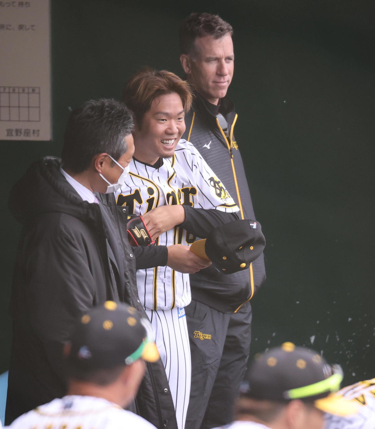 宜野座を訪れた小久保裕紀氏（左）とあいさつを交わす西勇輝（撮影・清水貴仁）