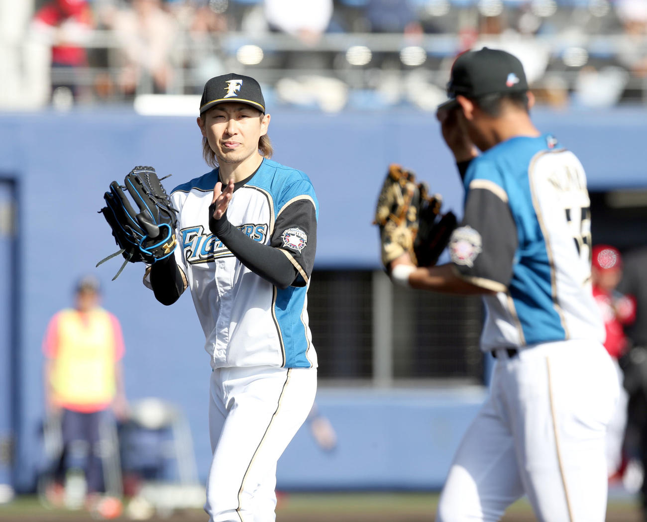 日本ハム対広島　手を叩きながらベンチに戻る日本ハム金子（撮影・佐藤翔太）