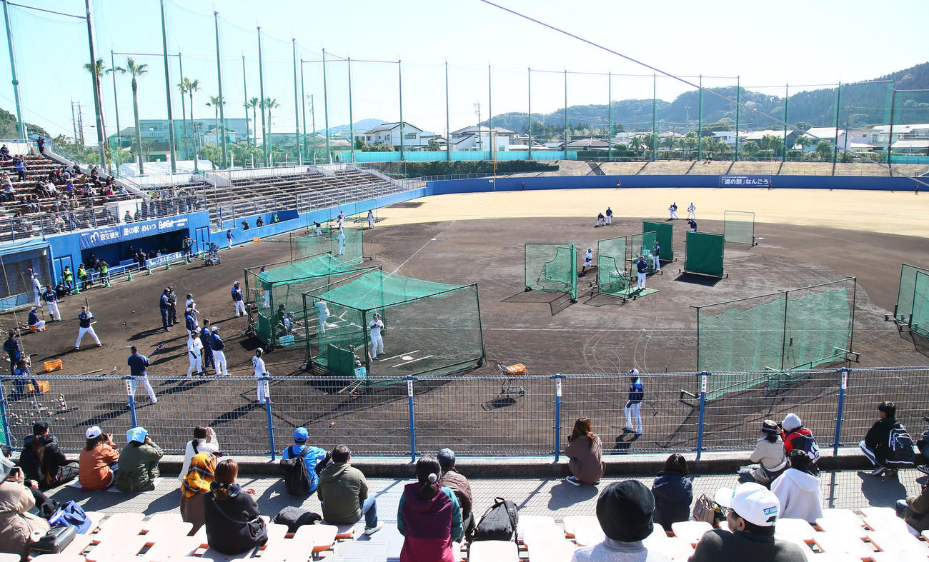打撃投手を務めマウンドに立つ西武松坂を多くのファンらが見つめる（撮影・足立雅史）