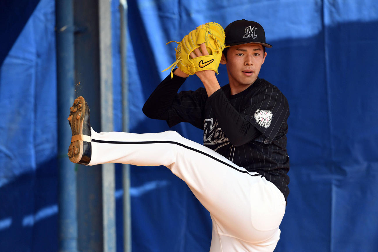 ブルペンで投球するロッテ佐々木朗（撮影・滝沢徹郎）
