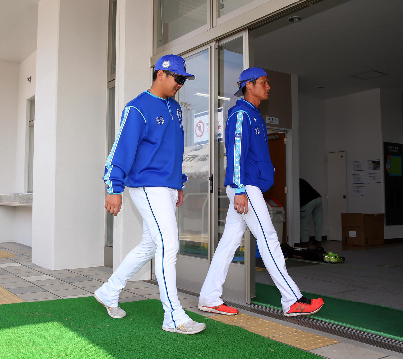 別メニューを行う室内練習場に入るDeNA山崎（左）（撮影・大野祥一）