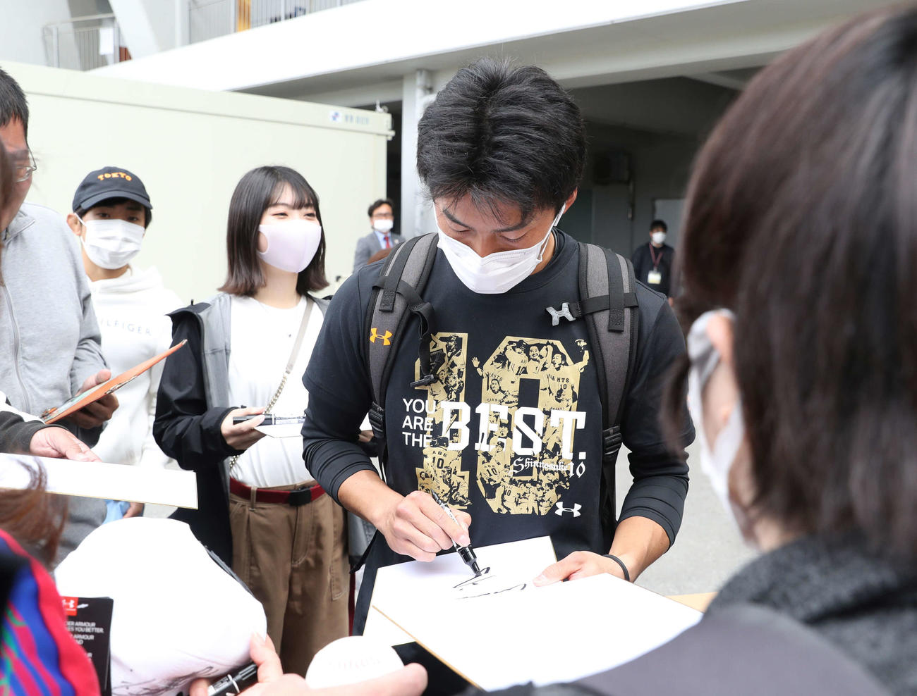 休日返上で体を動かした巨人増田大（右）はマスク姿でファンのサインに応じる（撮影・河野匠）