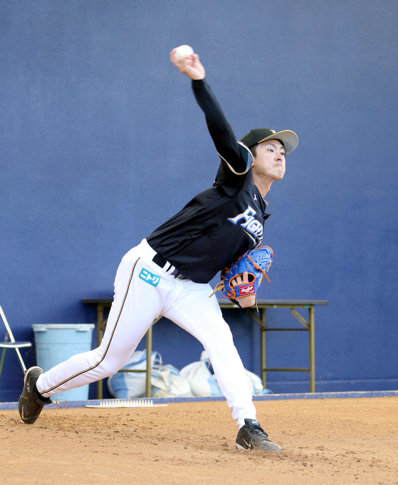 ブルペンで投球する日本ハム上沢（撮影・佐藤翔太）