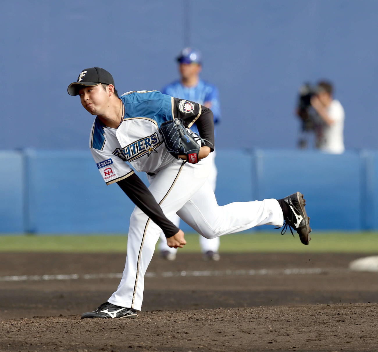日本ハム対DeNA　9回から登板する日本ハム長谷川（撮影・佐藤翔太）