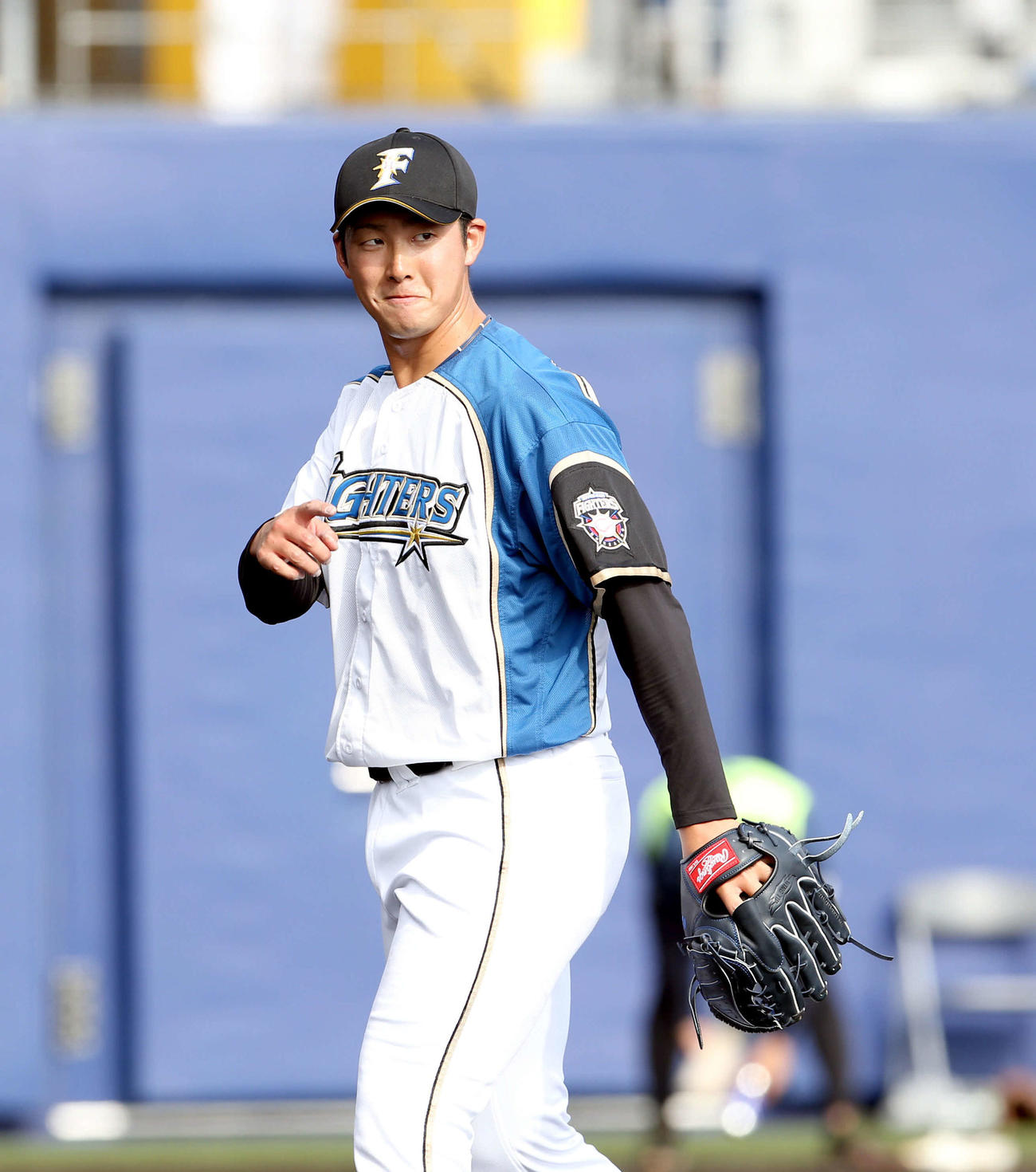 日本ハム対DeNA　ナインを指差しながらベンチに戻る日本ハム長谷川（撮影・佐藤翔太）