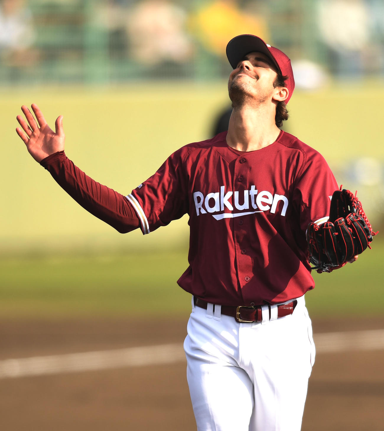 練習試合　阪神対楽天　悔しげな表情を見せる楽天シャギワ（撮影・横山健太）