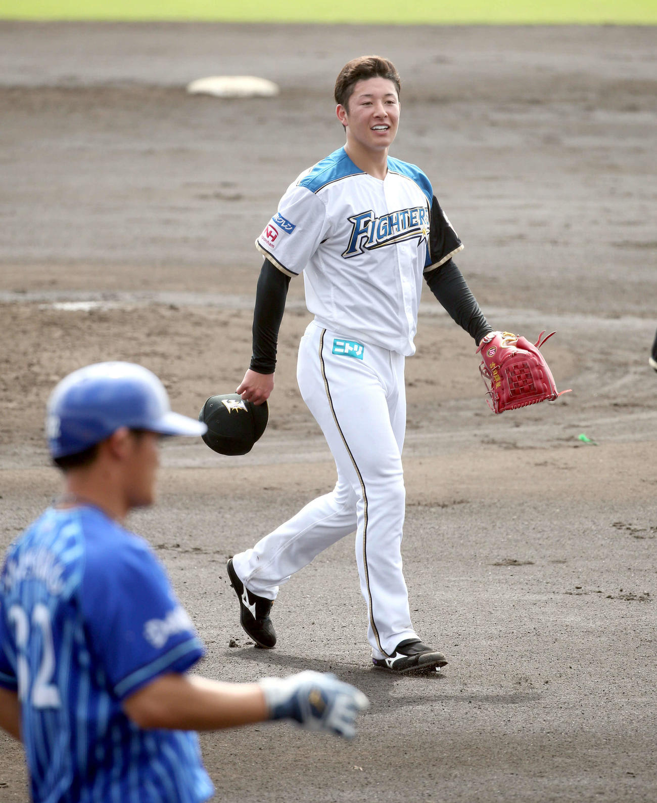 日本ハム対DeNA　3回表を無失点に抑えベンチに戻る日本ハム吉田輝（撮影・佐藤翔太）