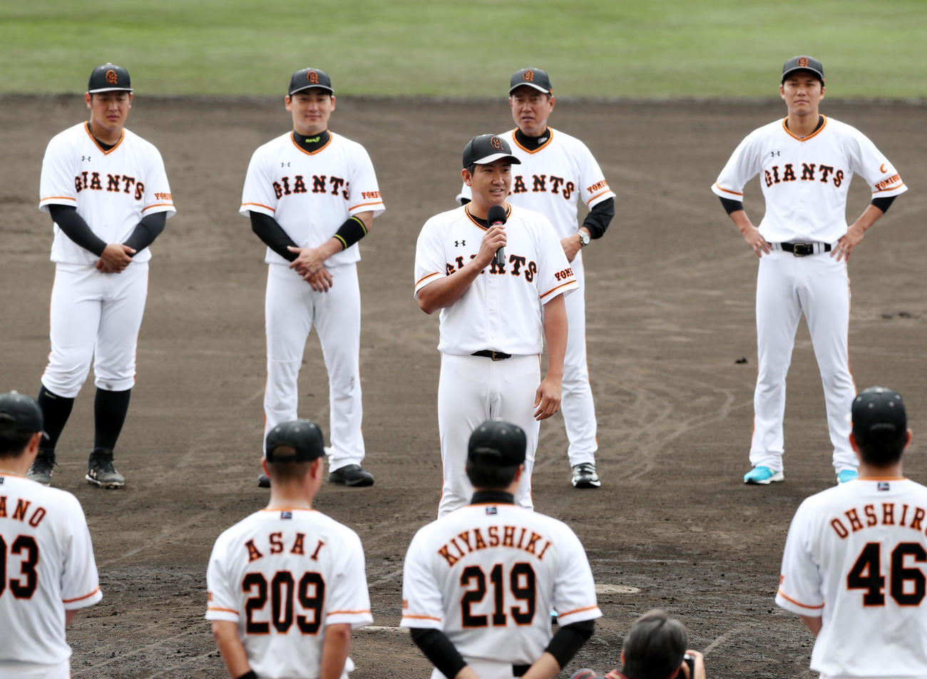 キャンプ最終日練習を終え手締めの前にあいさつする菅野（中央）。後方左から岡本、丸、原監督、坂本勇（2019年2月27日）